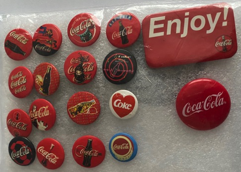 48144-1 € 15,00 coca cola set. van 18 buttons diverse.jpeg
